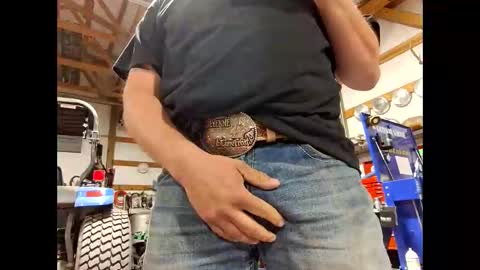 Snapshot of shyguycurious5 chatting on 10.30.25 shyguycurious5 online show from 10.30.25