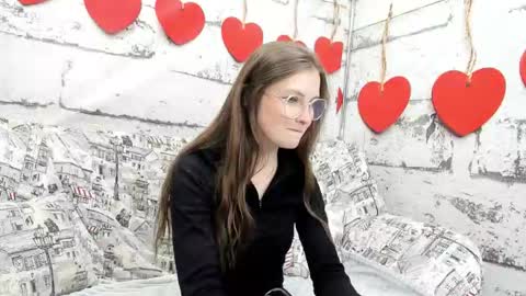 Snapshot of shyly_lisa chatting on 09.28.25 shyly_lisa online show from 09.28.25