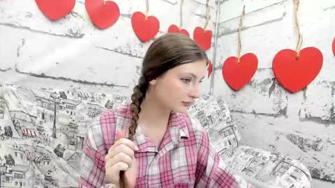 Snapshot of shyly_lisa chatting on 09.30.25 shyly_lisa online show from 09.30.25