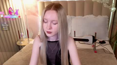 Snapshot of sia_hart chatting on 04.14.26 Sia online show from 04.14.26