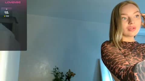 Snapshot of siberian_girl_ chatting on 09.15.25 Eva online show from 09.15.25