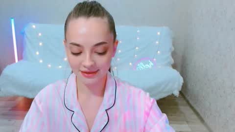 Snapshot of siennamia chatting on 05.29.26 Sienna Mia online show from 05.29.26