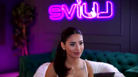 Sienna online show from 11.20.25