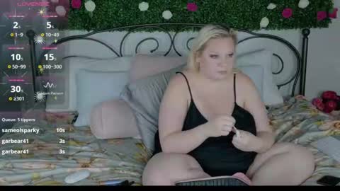 Snapshot of siennaxluxx chatting on 06.17.26 Sienna Luxx online show from 06.17.26