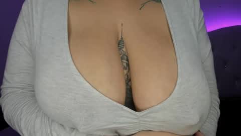 Snapshot of silviarichie_jade chatting on 10.28.25 silvia online show from 10.28.25