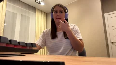 Snapshot of simapickford chatting on 09.29.25 Rose online show from 09.29.25