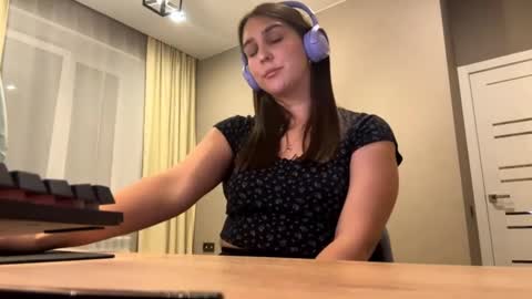 Snapshot of simapickford chatting on 09.30.25 Rose online show from 09.30.25