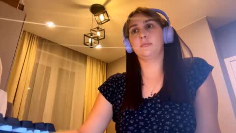 Snapshot of simapickford chatting on 10.10.25 Rose online show from 10.10.25