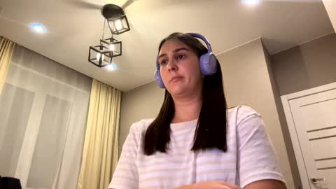 Snapshot of simapickford chatting on 10.13.25 Rose online show from 10.13.25