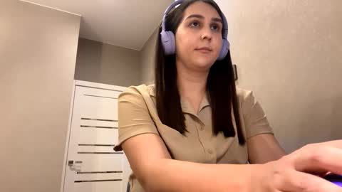 Snapshot of simapickford chatting on 10.15.25 Rose online show from 10.15.25