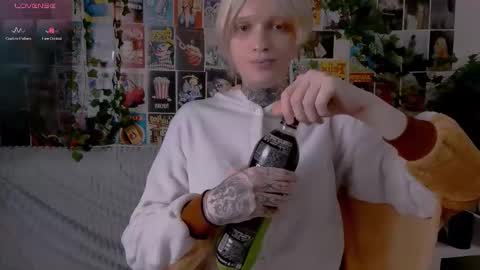 Snapshot of simona_rain chatting on 09.27.25 Simona online show from 09.27.25