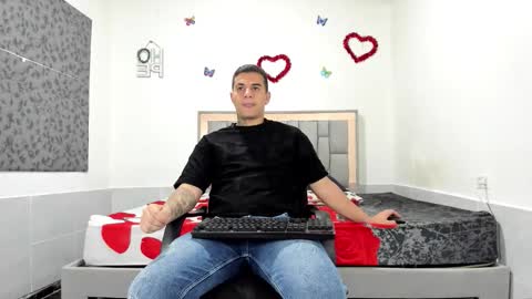 Snapshot of simonkeler chatting on 10.05.25 SIMON KELER online show from 10.05.25