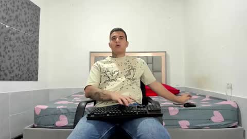 Snapshot of simonkeler chatting on 11.30.25 SIMON KELER online show from 11.30.25