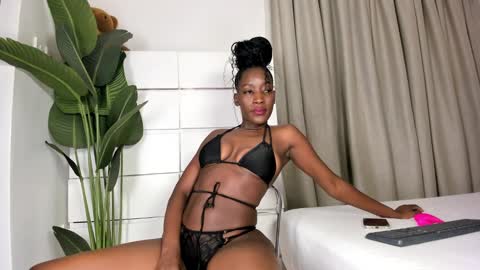 Snapshot of sincerre9_tara chatting on 02.28.25 sincerre9_tara online show from 02.28.25