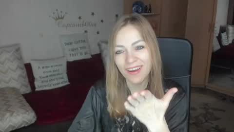 Snapshot of sirenasilk chatting on 10.25.25 sirenasilk online show from 10.25.25
