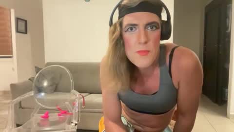 Snapshot of sissysubjess chatting on 10.28.25 sissysubjess online show from 10.28.25