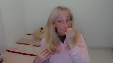 Snapshot of skarlett2072 chatting on 05.12.26 Arlett online show from 05.12.26