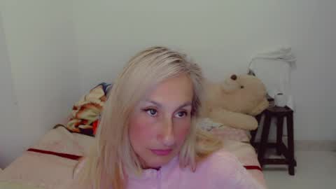 Snapshot of skarlett2072 chatting on 05.15.26 Arlett online show from 05.15.26