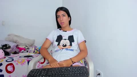 Snapshot of skinnyanai chatting on 01.04.25 anai online show from 01.04.25