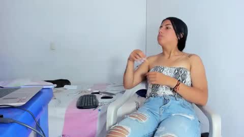 Snapshot of skinnyanai chatting on 01.21.25 anai online show from 01.21.25