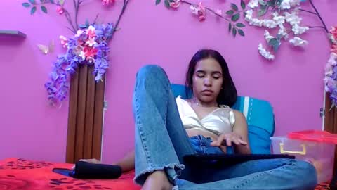 Snapshot of skinnysofia18 chatting on 09.21.25 sofia online show from 09.21.25