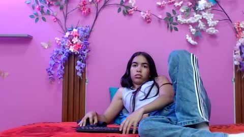 Snapshot of skinnysofia18 chatting on 10.27.25 sofia online show from 10.27.25