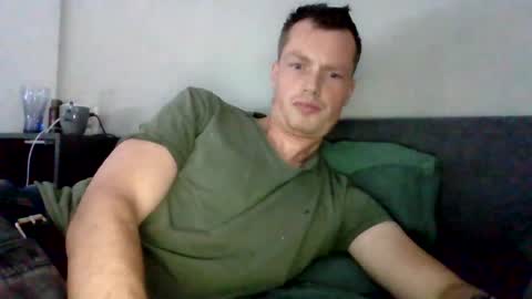 Snapshot of skippyhihi chatting on 10.27.25 skippyhihi online show from 10.27.25