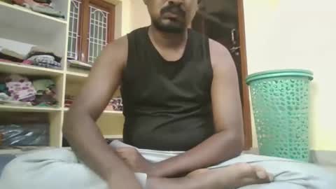 Snapshot of sklavepappu143 chatting on 10.18.25 Indianslut1431 online show from 10.18.25