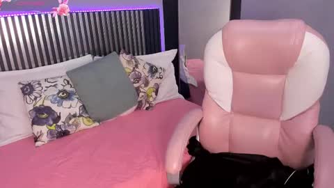 Snapshot of sky_winter chatting on 09.23.25 S O F I  online show from 09.23.25