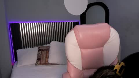 Snapshot of sky_winter chatting on 10.21.25 S O F I  online show from 10.21.25