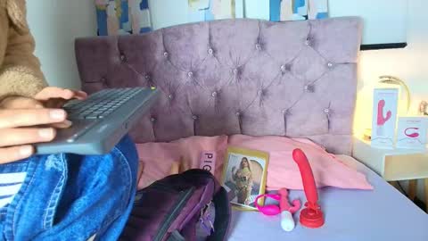 skye moore online show from 10.01.25