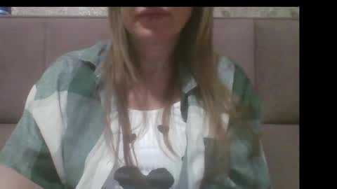 Snapshot of sladkiegubki chatting on 09.27.25 Sladkiegubki online show from 09.27.25