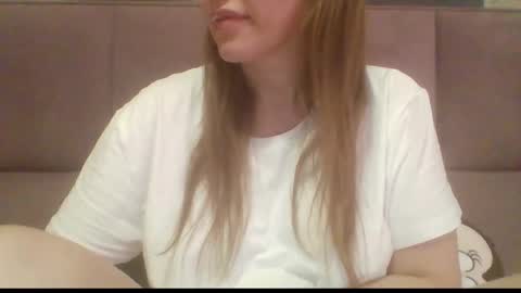 Snapshot of sladkiegubki chatting on 11.17.25 Sladkiegubki online show from 11.17.25