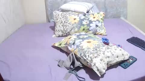 Snapshot of slender_sweetbabe chatting on 04.01.26 slender_sweetbabe online show from 04.01.26