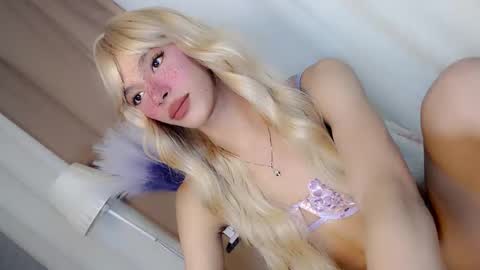 Snapshot of slimgirl_patricia chatting on 09.18.25 Pat online show from 09.18.25