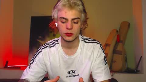 Snapshot of sly_gus chatting on 09.11.25 Gus online show from 09.11.25