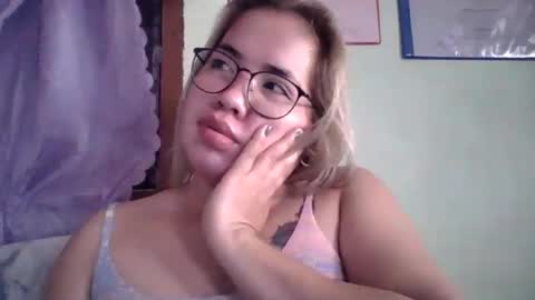 Snapshot of small_boobs59 chatting on 09.23.25 Lovewella online show from 09.23.25