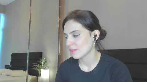 Snapshot of smile_forever_ chatting on 10.22.25 Bella online show from 10.22.25