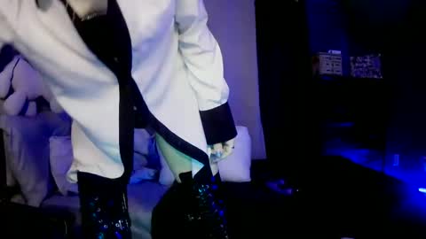 Snapshot of smokeingbitch420 chatting on 09.29.25 love bug online show from 09.29.25