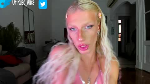 Snapshot of sn0wcat chatting on 02.08.25   online show from 02.08.25