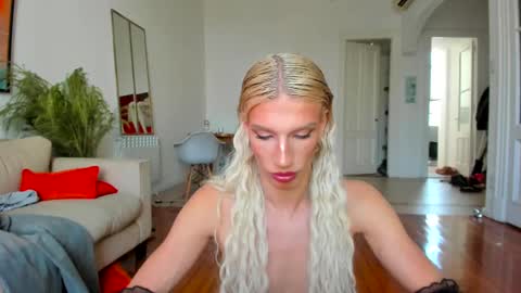 Snapshot of sn0wcat chatting on 02.09.25   online show from 02.09.25