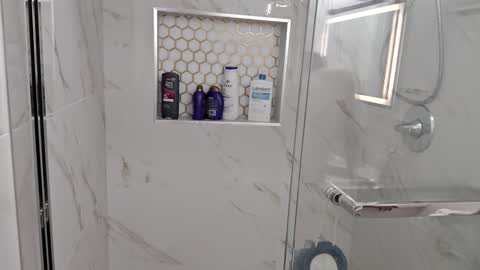 Snapshot of snizniz chatting on 12.16.24 snizniz online show from 12.16.24