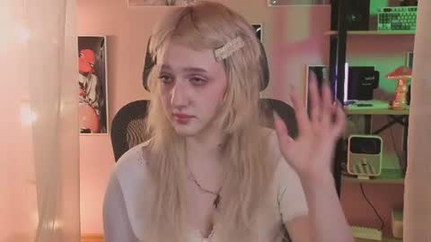 Snapshot of snowflakeskitty chatting on 06.17.26 Ellie online show from 06.17.26