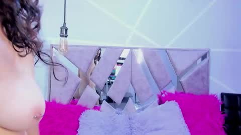 Snapshot of sofi_noa chatting on 09.24.25 Sofi Noa online show from 09.24.25