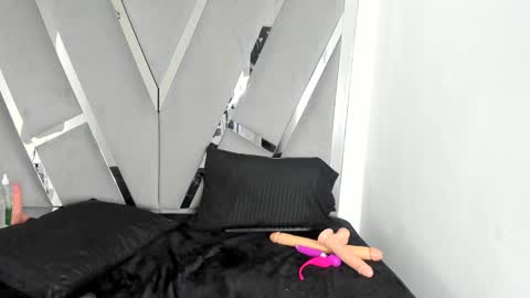 Snapshot of sofia1candyht chatting on 02.10.25 SOFIA online show from 02.10.25