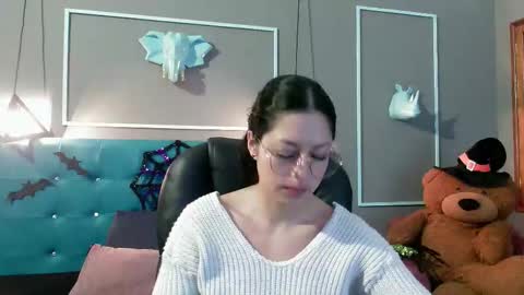 Snapshot of sofia_white3 chatting on 10.28.25 Sofa online show from 10.28.25