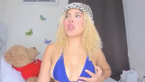 sofiacastillo01 online show from 12.19.25