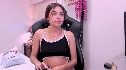 Snapshot of sofiarouge_ chatting on 12.28.24 Sofia Help me reach 5K followers online show from 12.28.24