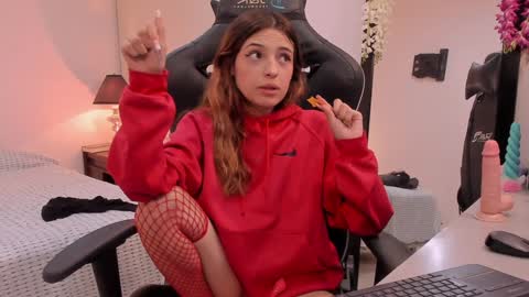 Snapshot of sofiarouge_ chatting on 01.28.25 Sofia Help me reach 5K followers online show from 01.28.25