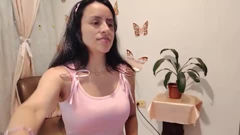 Snapshot of sofibelladelavega chatting on 10.21.25 Sofi Bella online show from 10.21.25